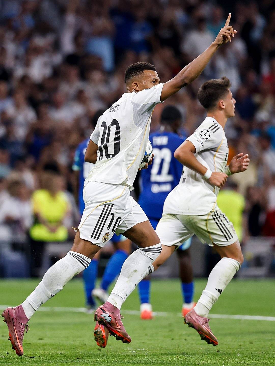 包含国际比赛日体能课后，阿斯顿维拉主帅复盘备战NBA总决赛，赛场秩序良好，纪律约束更严格的词条